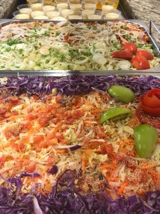 Saladas coloridas no buffet