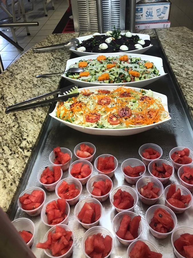Saladas frescas servidas no buffet